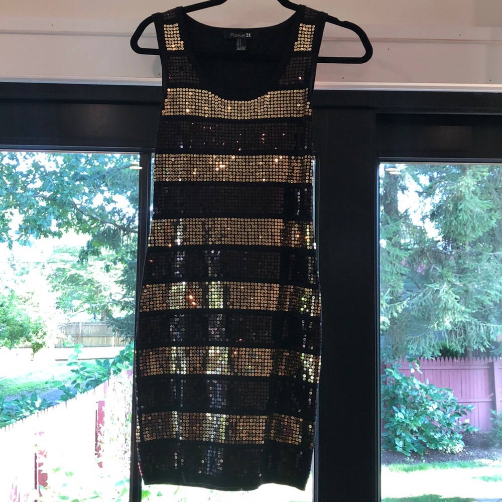 Gold and black striped dress. Only worn once. - Picture 3 of 3